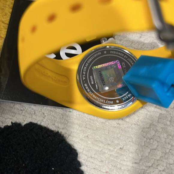 Brand new watch for women elastic rubber one of a kind yellow neon - Picture 7 of 9